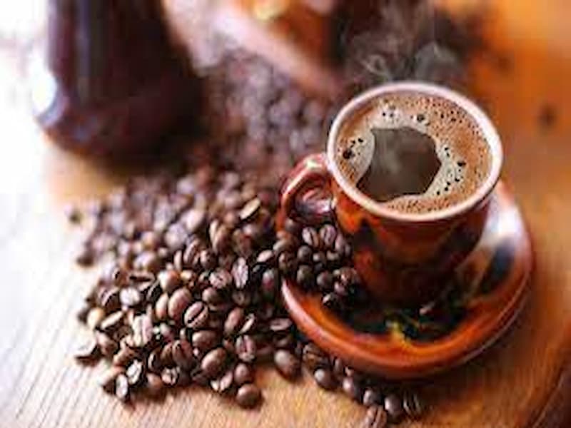 Hình ảnh lớp bọt nổi lên của cốc cà phê rang xay nguyên chất
